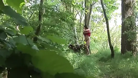 Очень грубый трах в задницу на улице для французской возбужденной шлюшки