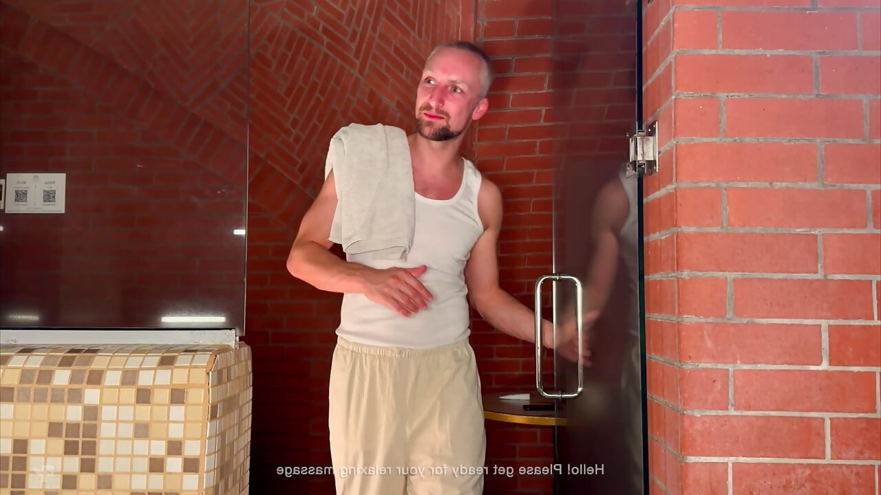 En massør knuller en sexy twink i badstuen og spruter i munnen hans.