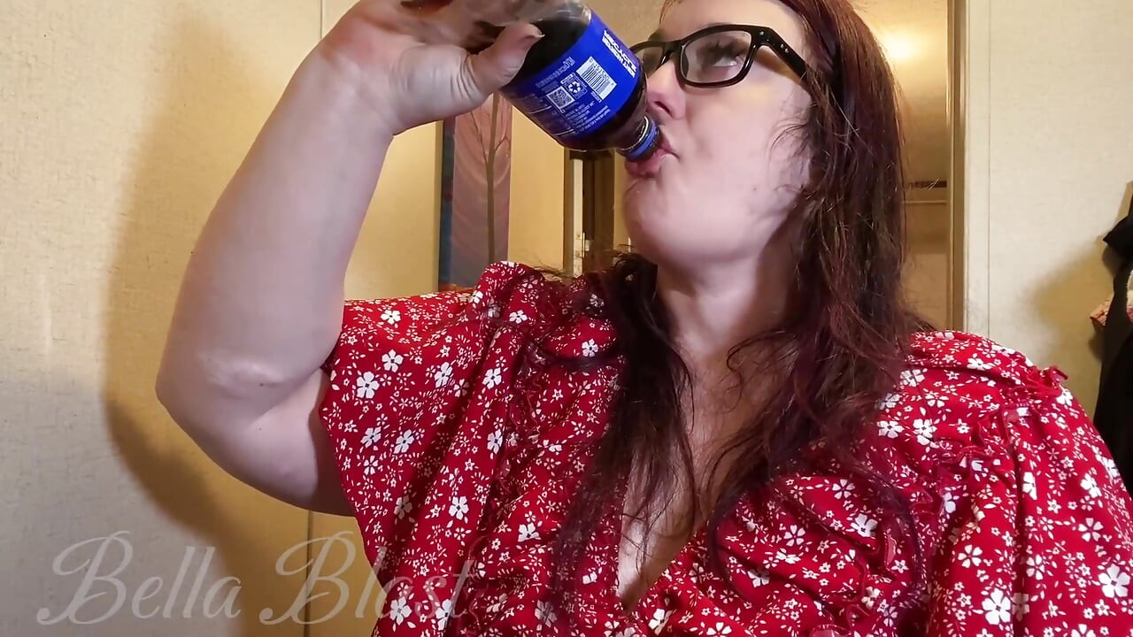 De cerca voyeurismo gulp, chug, y eructar! Bella Explosión