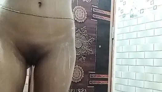 Секс-видео в душе девушка дези принимает душ и показывает ее красивую киску дези XXX