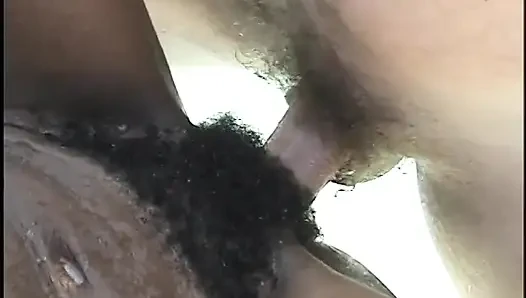 Genç kızlar bu azgın adamı yüzme havuzunda birlikte paylaşmak istiyor