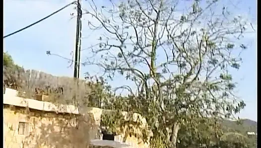 Девушка-блондинка сосет огромный хуй до камшота на сиськи у бассейна