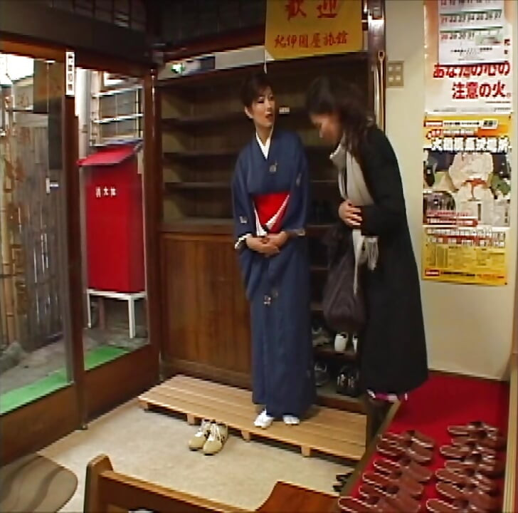 P128G04 A beautiful proprietress who seduces a male customer of a couple with a complicated relationship at a long-established inn on Enoshima. A sensual erotic drama where the human dramas of each character intersect!