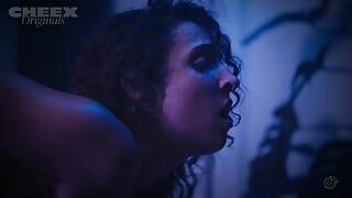 Sexy juli vaya benutzt dildo mit serafina sky beim lesbischen sex