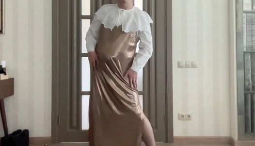 Robe longue en satin doré et chemisier blanc à volants de secrétaire du bureau de l'école sur un travesti tapette dansant et jouissant