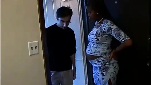 Мужик трахает беременную черную телочку в миссионерском стиле после лизания ее пизды