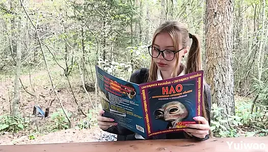 Наивная школьница охотница за пришельцами очень хотела получить сперму на лицо