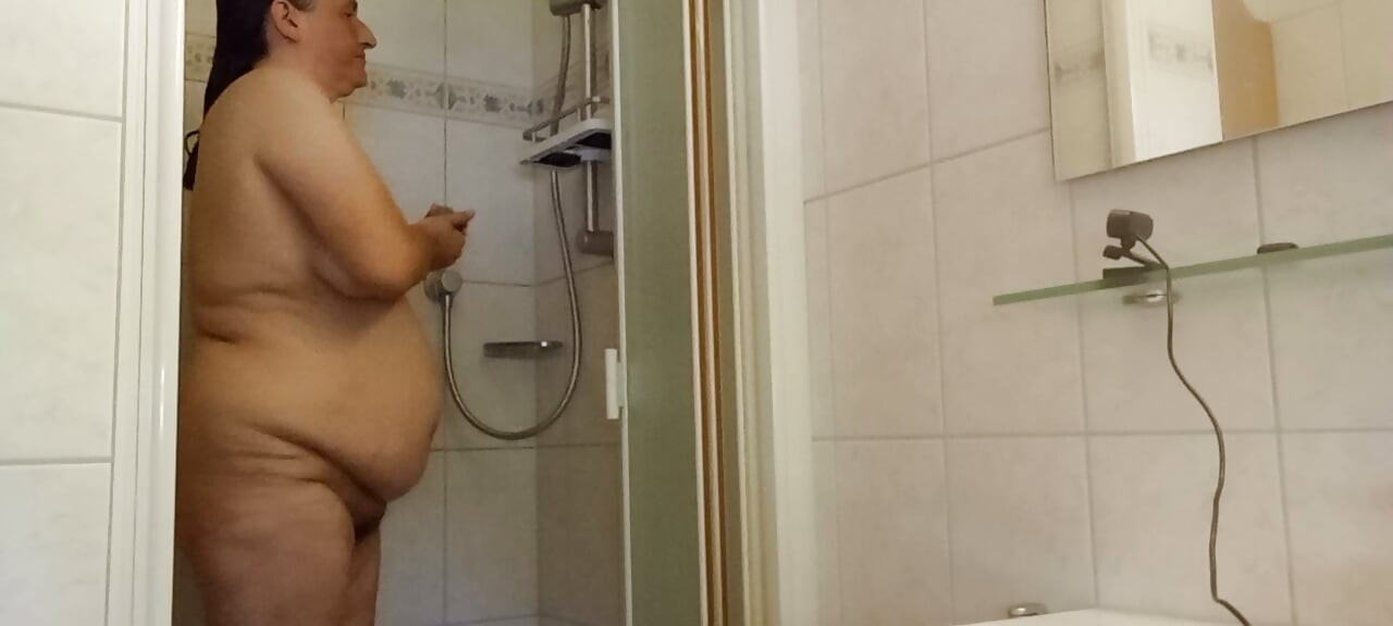 MILF alemana en la ducha con barriga - barriga regordeta en primer plano
