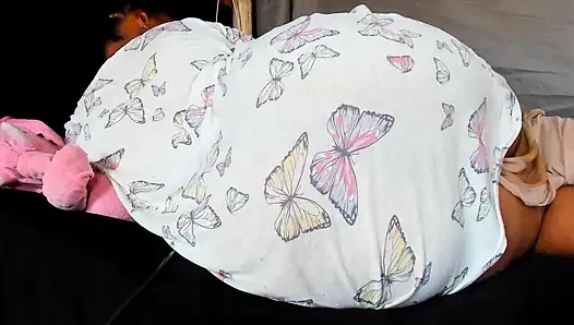 Aku lagi asik berbaring di pinggir jalan, goyangin pantat bahenolku dan kontolku habis-habisan - close-up di webcam