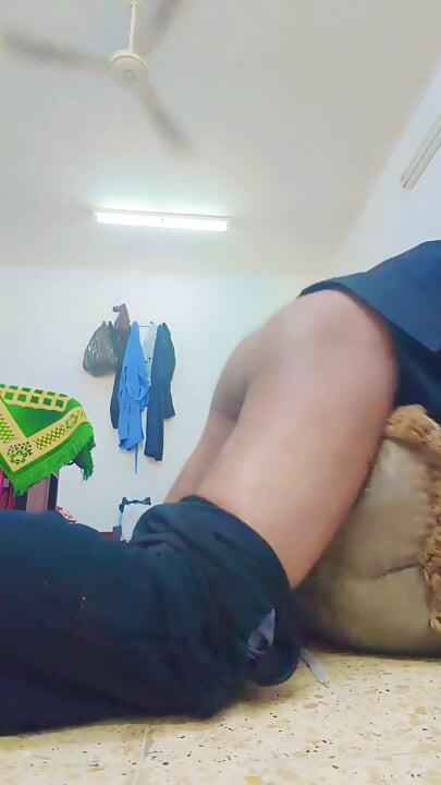 Devoir, masturbation uniforme dans ma chambre privée