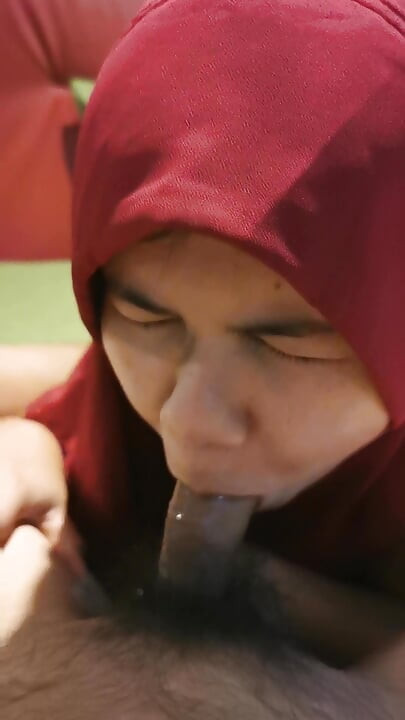 Muzułmańska wdowa po prostu jędła duży po długiej nieobecności.