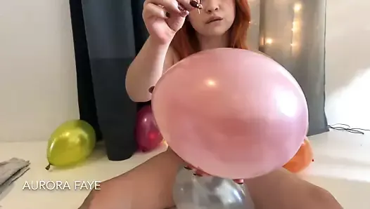 Garota sexy estourando balão
