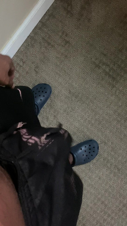 穿着短裤摇晃我的鸡巴