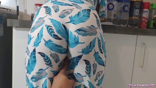 Mi Hijastra Hermosa con Vestido Azul Cocinando Es Mi Esclava Sexual Cuando su Mama no Esta en Casa