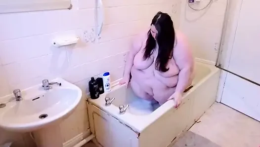 Sbbw attempts to take a bath, can she fit?