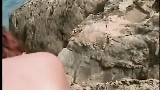 Пара снимает видео на пляже