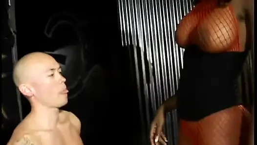 Nyomi Banxxx наклоняется над рабыней для порки жопой, затем он поедает ее сапоги