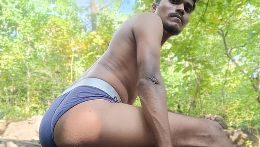 Jordiweek, desiboy indienne sexy, a des aventures dans la jungle en sous-vêtements sexy, partie 1