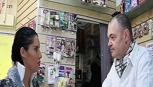 Fransız genç kız seks dükkanında döl yiyor