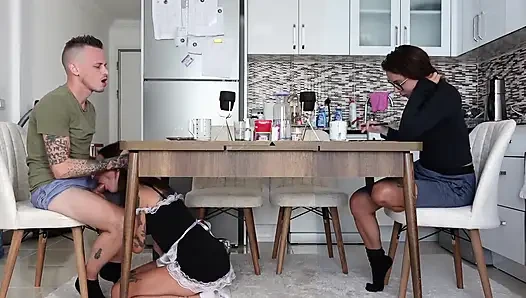Трахнул домработницу перед его женой! Очень горячая шлюшка!