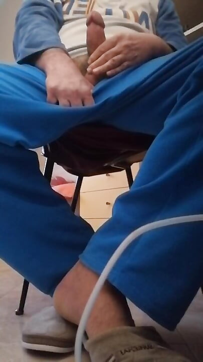 Penisul meu tare umple tot ecranul smartphone-ului