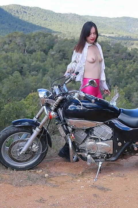 Kencing dan dudukin motorku di luar ruangan