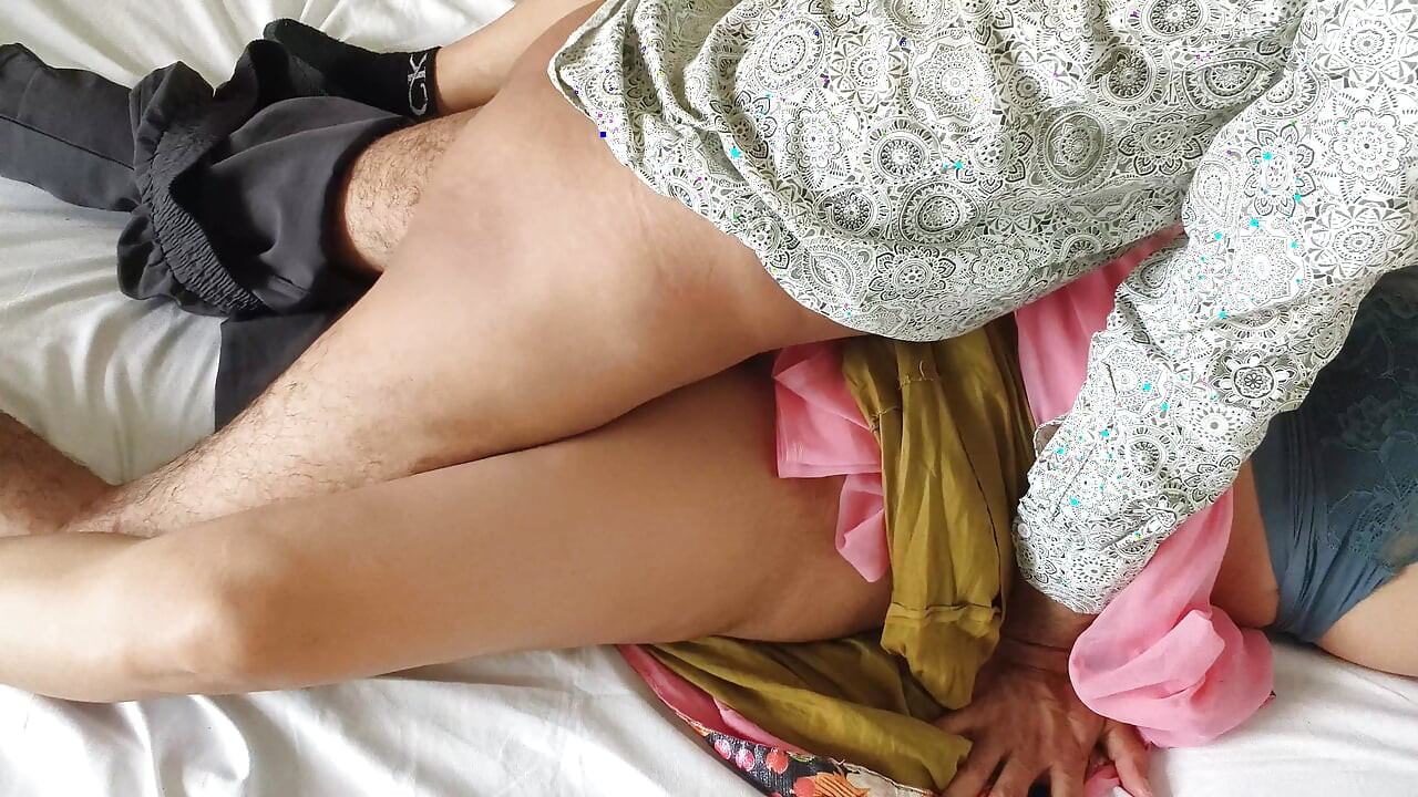 Desi lokalna seoska djevojka s uskom pičkom na otvorenom jebanje xxx video