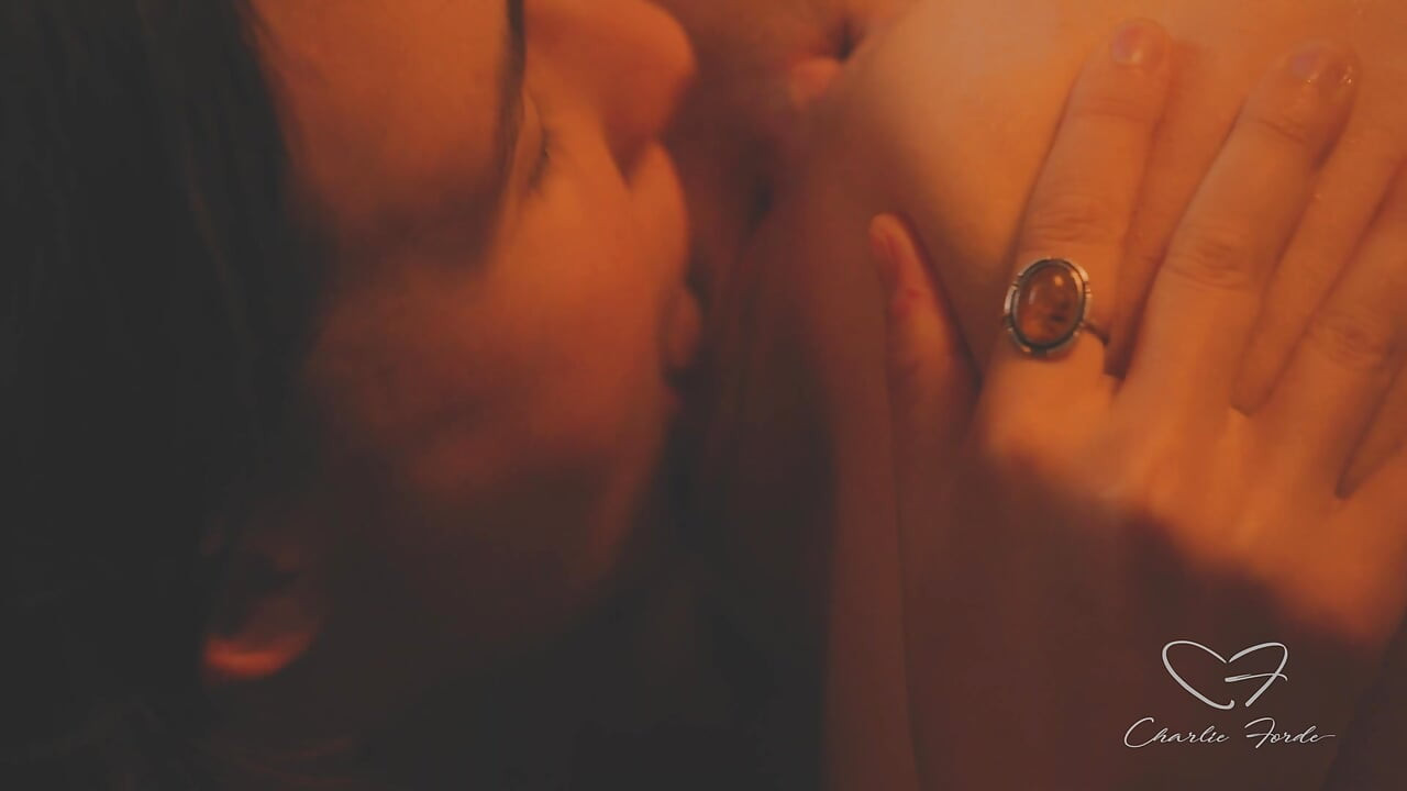 Fading Menampilkan Charlie Forde, Olive Gee