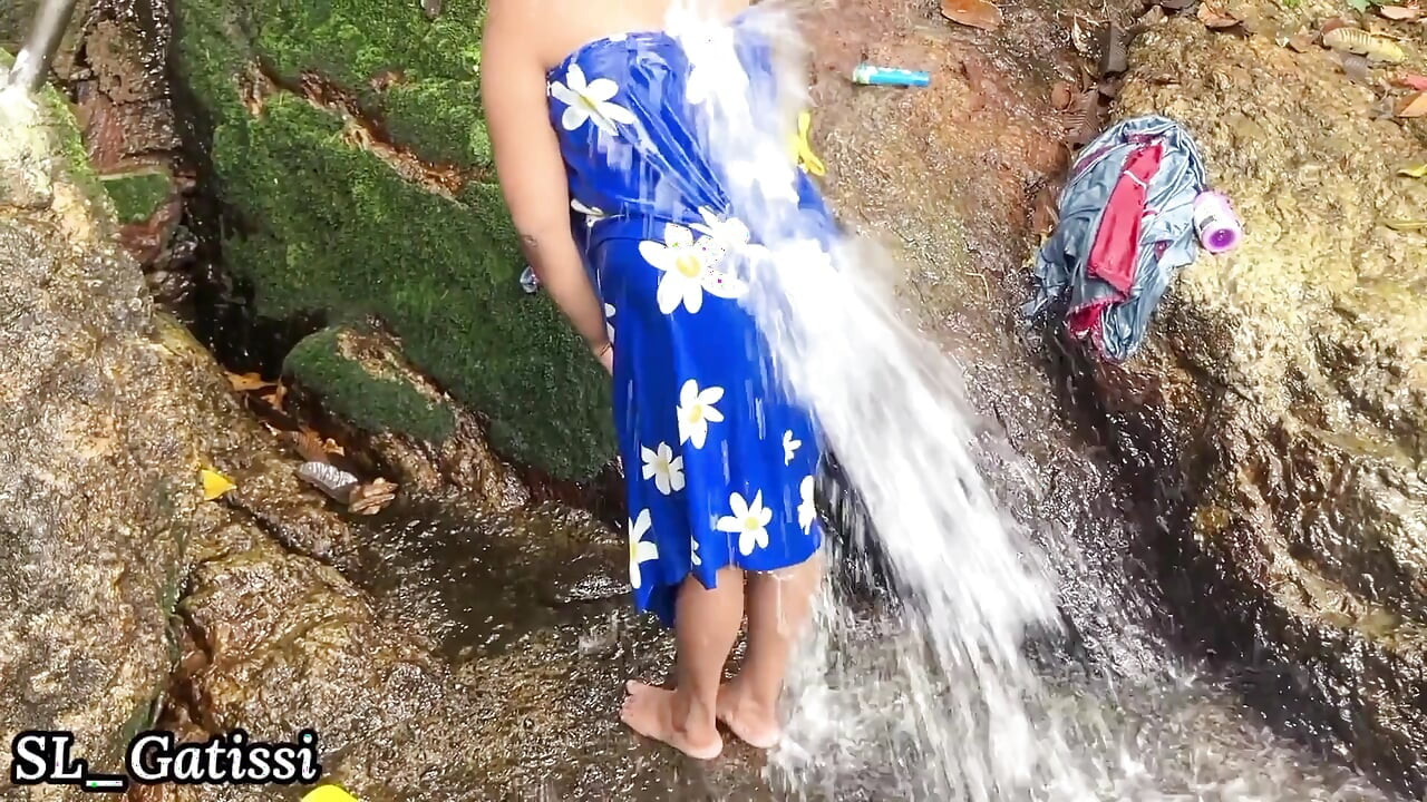 Sri Lanki naturalna dziewczyna kąpieli
