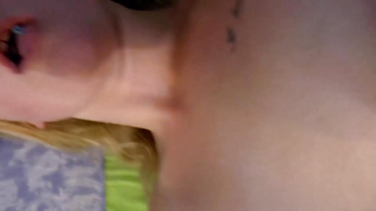 Pulă mare matură într-o fată blondă sexy... Spermă în gură