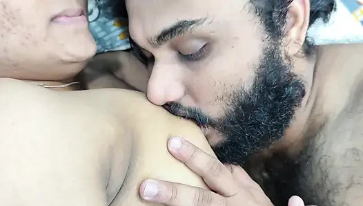 Ateşli göğüsler malayali desi çiftin romantizmini emiyor