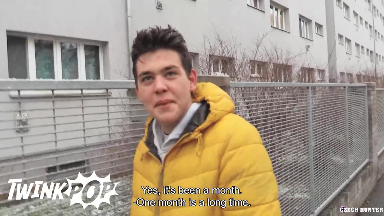 他在去买烟的路上遇到了一个愿意给他额外爱的男人 - twink pop