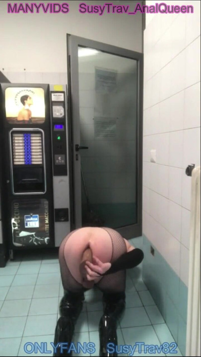 Penghancuran anal toilet truckstop berisiko dengan dildo raksasa | Klip 1