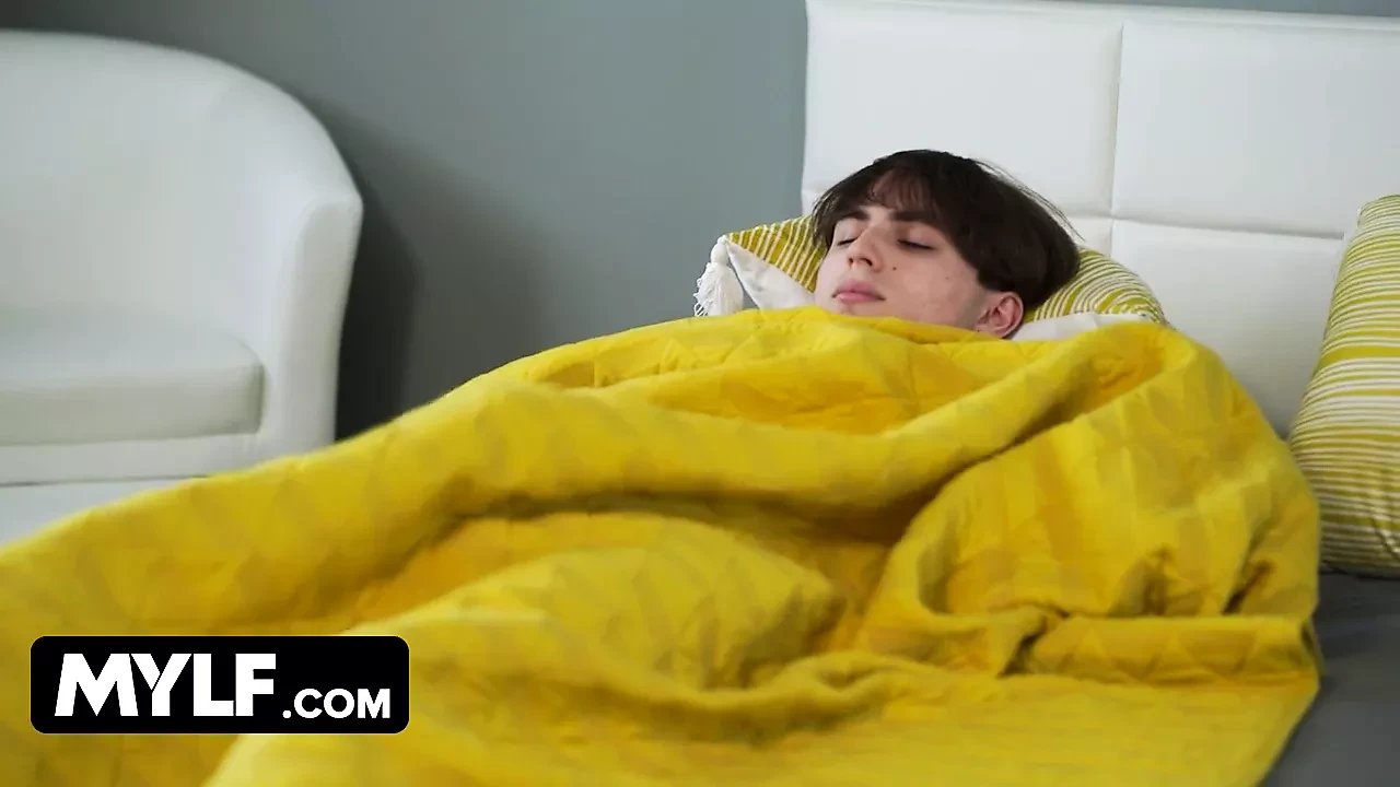 熟女 - 饥渴的大奶子继母勾引她没有经验的继子，并狠狠地操他