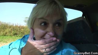 Une vieille salope se fait baiser dans la voiture par un inconnu