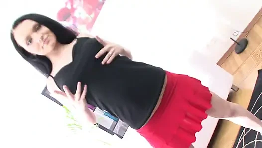 Sexy mädchen würgt an einem monsterschwanz, bevor sie zum abspritzen in den arsch gefickt wird