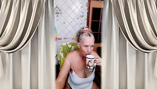 Neşeli ev hanımı Lukerya mutfakta