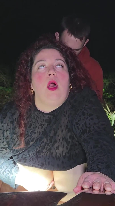 小婊子在夜里森林里被操