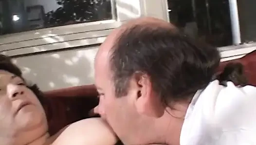 Olgun dizlerinin üstüne çıkıyor ve beyaz yarağı ağzına dolduruyor