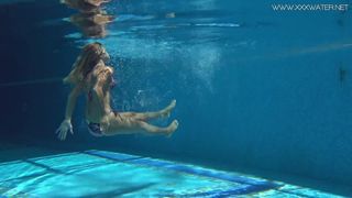 ロシア人ポルノスター、メアリー・カリシーがプールで裸で泳ぐ