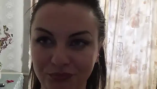 Seksi Kate soyunuyor ve büyük memeli zıplıyor