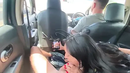 Она дала свою киску в движущейся машине