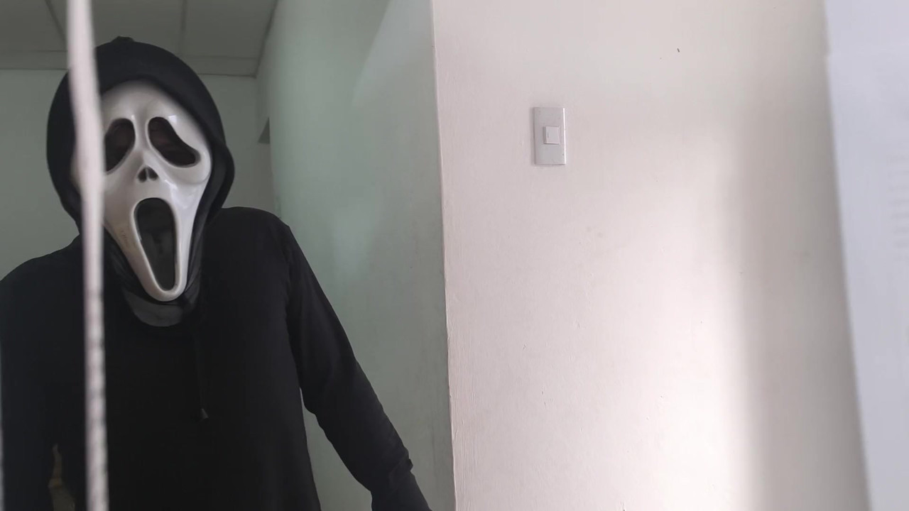 性的なホラー映画。50歳の女性がハロウィンに見知らぬ人に犯される