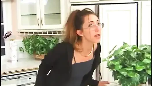 Uzun bacaklı esmer bal amını emdiriyor ve mutfakta adam tarafından sikiliyor
