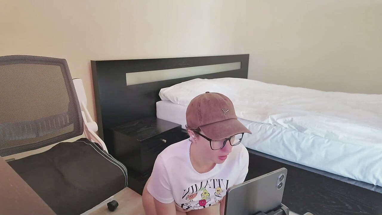 Vagabunda amadora alemã abre os buracos em um show de webcam safado #6