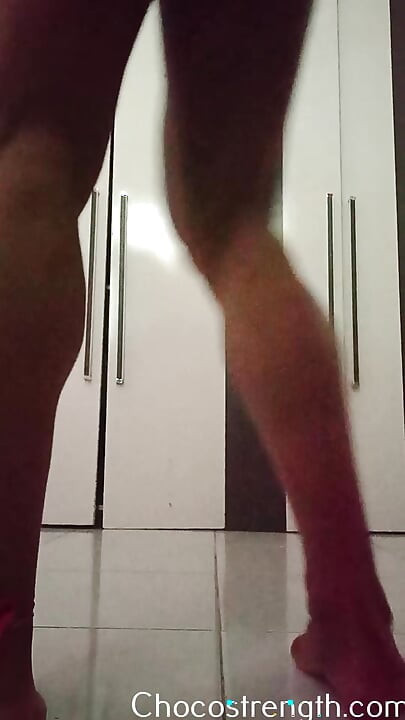 Deixe-me apertar seu pau com essas coxas venosas