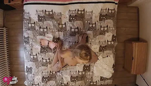Hot Blonde Model Goes Crazy Masturbating on the Bed!!