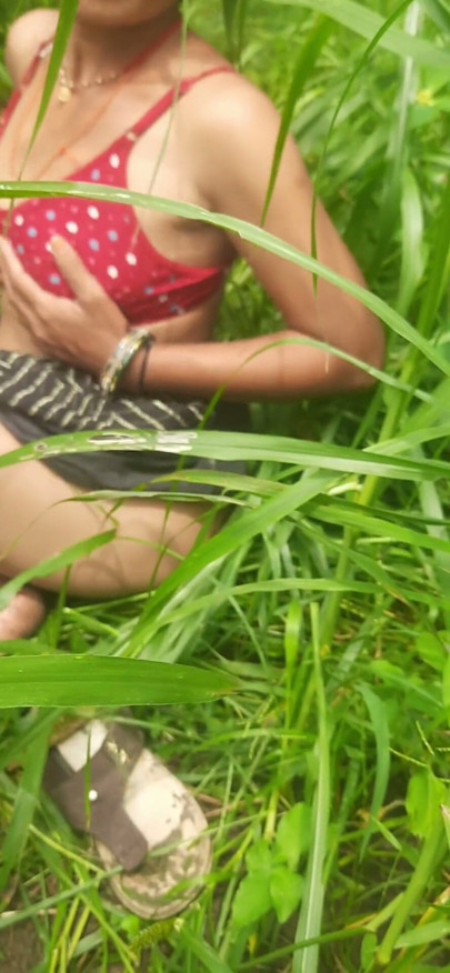 Devar ne bhabhi ko khet me bha bhi mukhbhum lauda chuswakar ke unke saath romance kiya open mein | Clip 1