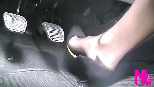 Sinnliches Fahren in schwarzen Suede-pumps mit dünnen Metall-high Heels