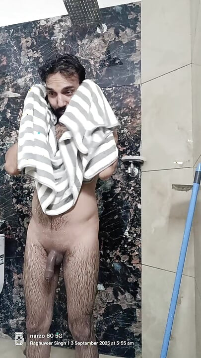 Indijski Desi muškarac se tušira